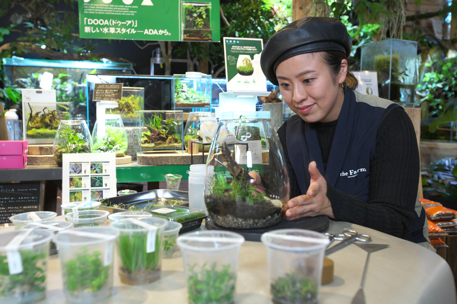 植栽が終わったガラスポットSHIZUKUを眺める笠原さん